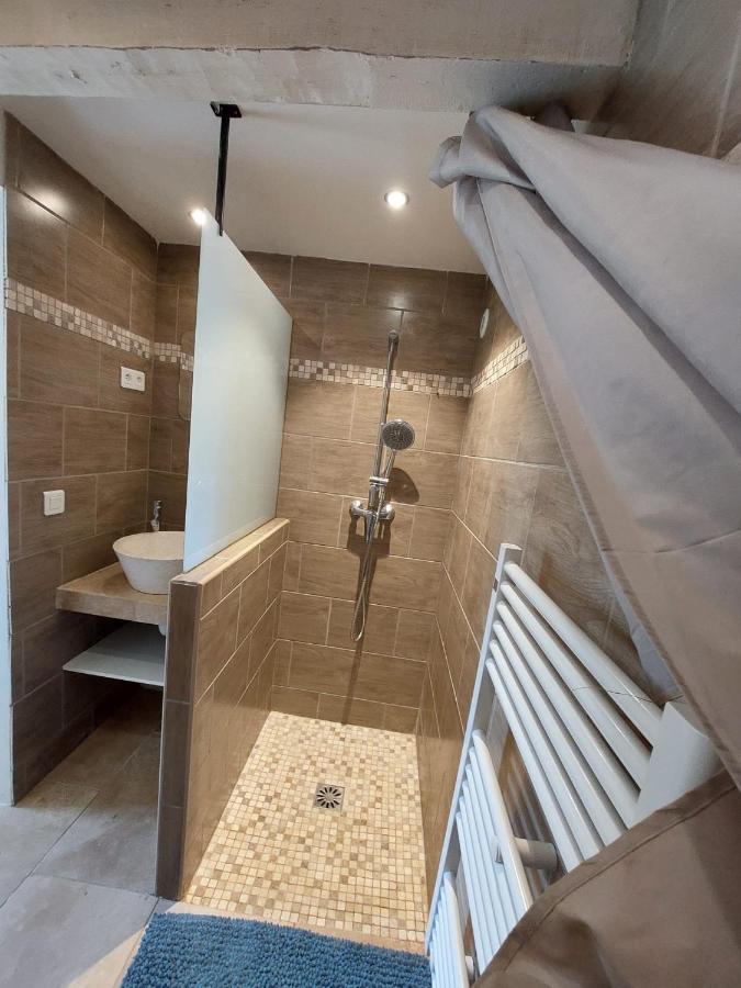 Logement D'Exception Pres Du Colorado Provencal Dans Une Residence Au Calme Avec Piscine Offrant Une Vue Imprenable Sur Le Luberon Depuis Sa Terrasse Viens 外观 照片