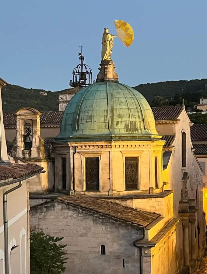 Logement D'Exception Pres Du Colorado Provencal Dans Une Residence Au Calme Avec Piscine Offrant Une Vue Imprenable Sur Le Luberon Depuis Sa Terrasse Viens 外观 照片